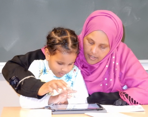 Moeder helpt kind digitaal