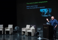 David Buckingham presenteert