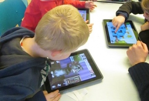kinderen werken digitaal